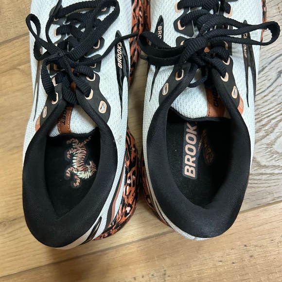 Brooks Dynamic White and Orange Sneakers - Picture 4 of 5